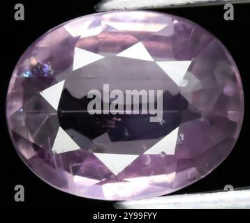 Exquisiter Amethyst-Edelstein im ovalen Schliff strahlt Eleganz und Klarheit aus. Stockfoto