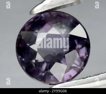 Exquisiter Amethyst-Edelstein in präziser Schärfe. Stockfoto