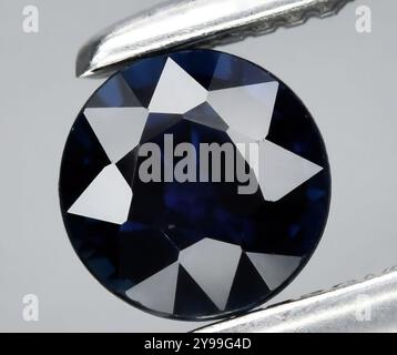 Exquisiter blauer Saphir-Edelstein im Detail erfasst. Stockfoto