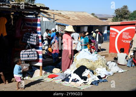 Ilakaka Stadt, Straßenmarkt. Region Ihorombe, Madagaskar. Stockfoto