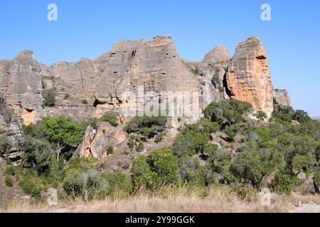 Isalo Massiv. Trockener Laubwald mit Sandsteinfelsen, Canyons und Flüssen. Ranohira, Fianarantsoa, Region Ihorombe, Madagaskar. Stockfoto