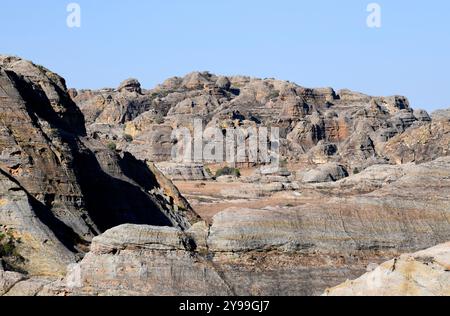 Isalo Massiv. Trockener Laubwald mit Sandsteinfelsen, Canyons und Flüssen. Ranohira, Fianarantsoa, Region Ihorombe, Madagaskar. Stockfoto