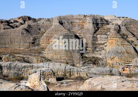 Isalo Massiv. Trockener Laubwald mit Sandsteinfelsen, Canyons und Flüssen. Ranohira, Fianarantsoa, Region Ihorombe, Madagaskar. Stockfoto