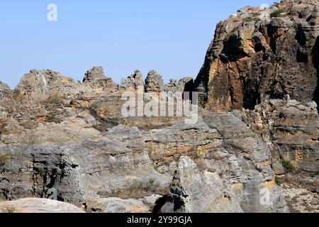 Isalo Massiv. Trockener Laubwald mit Sandsteinfelsen, Canyons und Flüssen. Ranohira, Fianarantsoa, Region Ihorombe, Madagaskar. Stockfoto