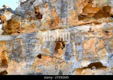 Isalo Massiv. Sandsteinfelsen mit Tafoni. Ranohira, Fianarantsoa, Region Ihorombe, Madagaskar. Stockfoto