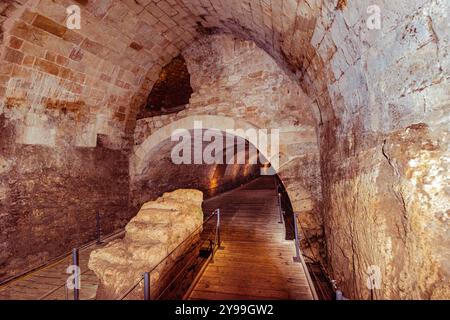 Der 350 m lange Templertunnel führt vom 1921 zerstörten Templerpalast bis zum Hafen Akko, Israel, Nahost Stockfoto