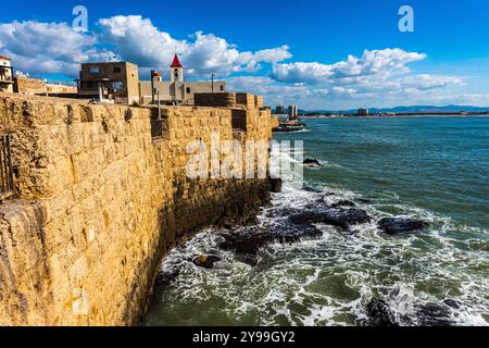 Festungsmauer der Hafenstadt Akko und St. John Kirche im Hintergrund, Israel, Naher Osten Stockfoto