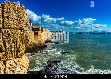 Festungsmauer der Hafenstadt Akko und St. John Kirche im Hintergrund, Israel, Naher Osten Stockfoto