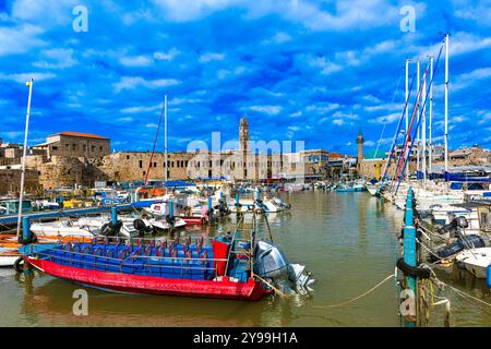 Blick auf den Yachthafen mit Yachten und alten Hafenmauern in der Altstadt von Akkon, Israel, Naher Osten Stockfoto