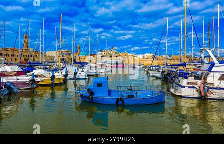 Blick auf den Yachthafen mit Yachten und alten Hafenmauern in der Altstadt von Akkon, Israel, Naher Osten Stockfoto