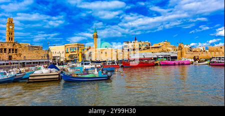 Blick auf den Yachthafen mit Yachten und alten Hafenmauern in der Altstadt von Akkon, Israel, Naher Osten Stockfoto