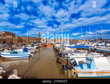 Blick auf den Yachthafen mit Yachten und alten Hafenmauern in der Altstadt von Akkon, Israel, Naher Osten Stockfoto