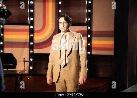 Spät in der Nacht mit dem Teufel David Dastmalchian Stockfoto