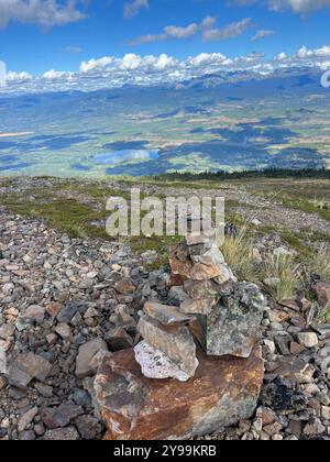 Panoramablick vom Round the Mountain Trail auf dem Hudson Bay Mountain mit Blick auf Smithers, BC, mit Steinmauern, weitläufigem Tal, und Bergketten Stockfoto