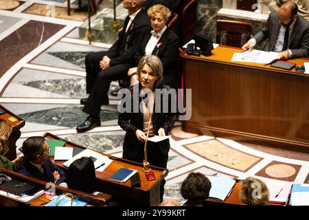 Anne Genetet, Bildungsministerin, spricht während der Fragen an die Regierungssitzung in der Nationalversammlung in Paris. Eine wöchentliche Sitzung der Befragung der französischen Regierung findet in der Nationalversammlung im Palais Bourbon statt. Stockfoto