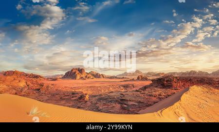 Wüstenlandschaft bei Sonnenuntergang in Wadi Rum, Jordanien. Stockfoto