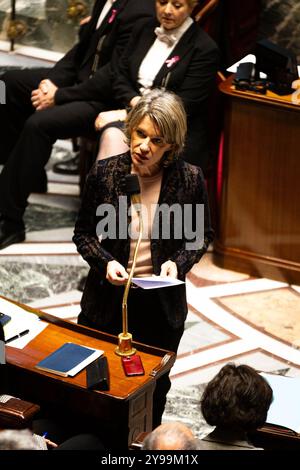 Anne Genetet, Bildungsministerin, spricht während der Fragen an die Regierungssitzung in der Nationalversammlung in Paris. Eine wöchentliche Sitzung der Befragung der französischen Regierung findet in der Nationalversammlung im Palais Bourbon statt. Stockfoto