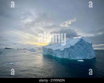 Dramatische Eisberge unter Moody Sky in abgelegenen antarktischen Gewässern Stockfoto