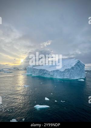 Dramatische Eisberge unter Moody Sky in abgelegenen antarktischen Gewässern Stockfoto