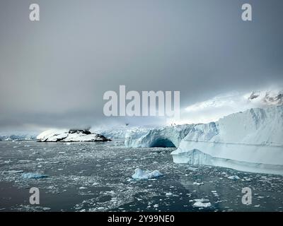 Dramatische Eisberge unter Moody Sky in abgelegenen antarktischen Gewässern Stockfoto