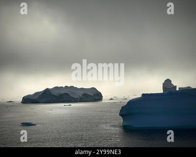 Dramatische Eisberge unter Moody Sky in abgelegenen antarktischen Gewässern Stockfoto