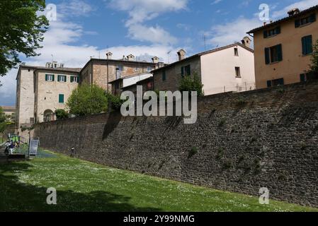 Urbania, Italien - 25. April 2023: Die Renaissance-Festungsmauern rund um die Stadt Stockfoto