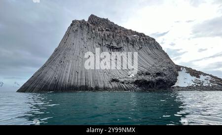 Edinburgh Rock, Antarktis: Ein gewaltiges geologisches Wunder, das aus eiskalten Gewässern aufsteigt und schroffe Schönheit und unberührte polare Wildnis bietet. Stockfoto