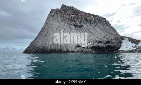 Edinburgh Rock, Antarktis: Ein gewaltiges geologisches Wunder, das aus eiskalten Gewässern aufsteigt und schroffe Schönheit und unberührte polare Wildnis bietet. Stockfoto