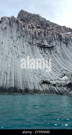 Edinburgh Rock, Antarktis: Ein gewaltiges geologisches Wunder, das aus eiskalten Gewässern aufsteigt und schroffe Schönheit und unberührte polare Wildnis bietet. Stockfoto