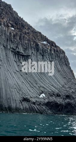 Edinburgh Rock, Antarktis: Ein gewaltiges geologisches Wunder, das aus eiskalten Gewässern aufsteigt und schroffe Schönheit und unberührte polare Wildnis bietet. Stockfoto