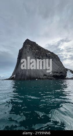 Edinburgh Rock, Antarktis: Ein gewaltiges geologisches Wunder, das aus eiskalten Gewässern aufsteigt und schroffe Schönheit und unberührte polare Wildnis bietet. Stockfoto