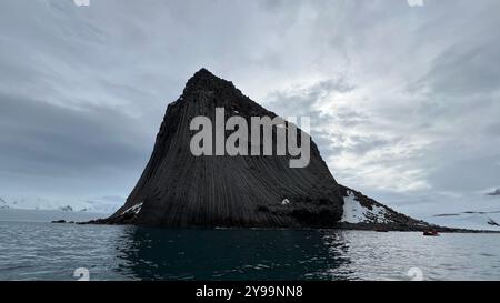 Edinburgh Rock, Antarktis: Ein gewaltiges geologisches Wunder, das aus eiskalten Gewässern aufsteigt und schroffe Schönheit und unberührte polare Wildnis bietet. Stockfoto