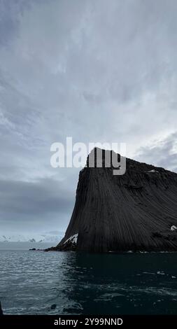 Edinburgh Rock, Antarktis: Ein gewaltiges geologisches Wunder, das aus eiskalten Gewässern aufsteigt und schroffe Schönheit und unberührte polare Wildnis bietet. Stockfoto