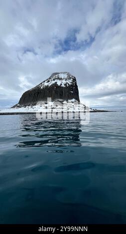 Edinburgh Rock, Antarktis: Ein gewaltiges geologisches Wunder, das aus eiskalten Gewässern aufsteigt und schroffe Schönheit und unberührte polare Wildnis bietet. Stockfoto