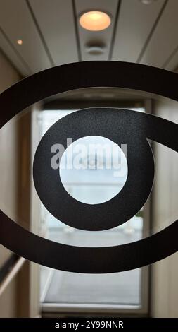 Das National Geographic Logo auf einer Glastür an Bord des Lindblad Nat Geo Endurance Schiffes, das während einer Antarktis-Expedition gefangen genommen wurde Stockfoto