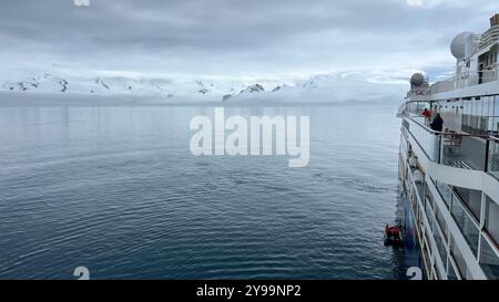 Die Lindblad Nat Geo Endurance fährt durch die ruhigen Gewässer des Südlichen Ozeans, während sich die Passagiere auf eine Antarktis-Expedition vorbereiten Stockfoto