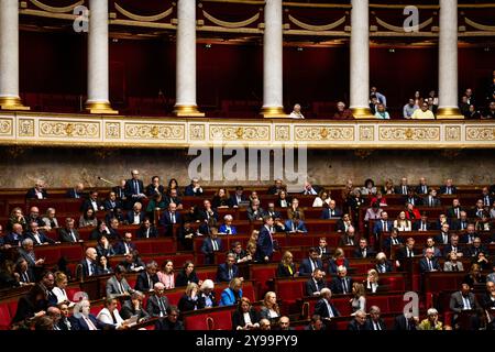 Paris, Frankreich. Oktober 2024. Allgemeine Ansicht in der Nationalversammlung während der Sitzung der Anfragen an die Regierung in Paris. Eine wöchentliche Sitzung der Befragung der französischen Regierung findet in der Nationalversammlung im Palais Bourbon statt. (Credit Image: © Telmo Pinto/SOPA Images via ZUMA Press Wire) NUR REDAKTIONELLE VERWENDUNG! Nicht für kommerzielle ZWECKE! Stockfoto