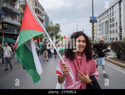 Athen, Griechenland. Oktober 2024. Demonstranten marschieren mit palästinensischer Flagge. Hunderte Demonstranten marschierten am 5. Oktober 2024 in Griechenland gegen Kriege und in Solidarität mit dem Libanon und Palästina in den Straßen Athen. (Foto: Dimitris Aspiotis/Pacific Press/SIPA USA) Credit: SIPA USA/Alamy Live News Stockfoto