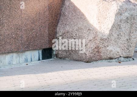 Ruhige urbane Ecke mit natürlichem Felsen und strukturierter Oberfläche. Stockfoto