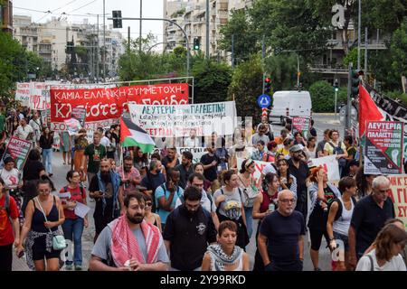 Athen, Griechenland. Oktober 2024. Demonstranten marschieren mit Transparenten mit pro-palästinensischen Slogans. Hunderte Demonstranten marschierten am 5. Oktober 2024 in Griechenland gegen Kriege und in Solidarität mit dem Libanon und Palästina in den Straßen Athen. (Foto: Dimitris Aspiotis/Pacific Press/SIPA USA) Credit: SIPA USA/Alamy Live News Stockfoto