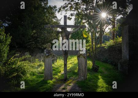 Drei Statuen bekannt als The Golgatha auf dem Friedhof der St.-Nikolaus-Pfarrkirche, Arundel, Sussex Stockfoto