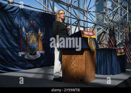 Der ehemalige Vertreter Gabby Gifford unterschreibt am 9. Oktober 2024 im Javits Center in New York City ein Waffensicherheitsgesetz. Stockfoto