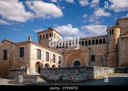 Blick auf die beeindruckende Fassade der romanischen Stiftskirche Santa Juliana in Santillana del Mar, Kantabrien, Spanien Stockfoto