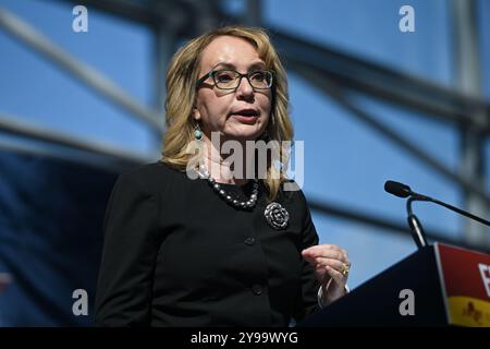 Der ehemalige Vertreter Gabby Gifford unterschreibt am 9. Oktober 2024 im Javits Center in New York City ein Waffensicherheitsgesetz. Stockfoto