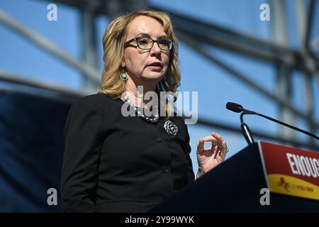 Der ehemalige Vertreter Gabby Gifford unterschreibt am 9. Oktober 2024 im Javits Center in New York City ein Waffensicherheitsgesetz. Stockfoto