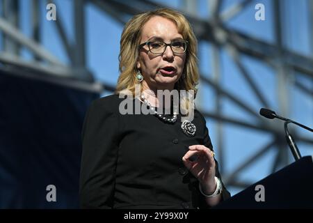 Der ehemalige Vertreter Gabby Gifford unterschreibt am 9. Oktober 2024 im Javits Center in New York City ein Waffensicherheitsgesetz. Stockfoto