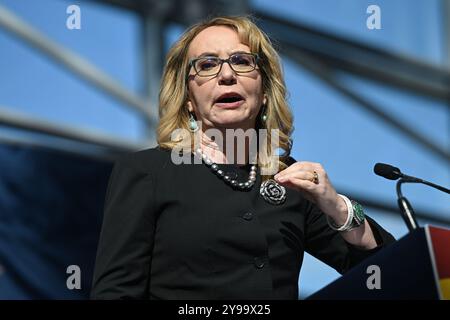 Der ehemalige Vertreter Gabby Gifford unterschreibt am 9. Oktober 2024 im Javits Center in New York City ein Waffensicherheitsgesetz. Stockfoto