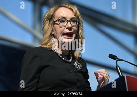 Der ehemalige Vertreter Gabby Gifford unterschreibt am 9. Oktober 2024 im Javits Center in New York City ein Waffensicherheitsgesetz. Stockfoto