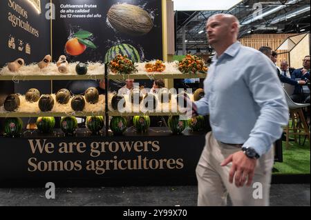 Madrid, Spanien. Oktober 2024. Ein Mann läuft an einem Stand an der Frucht-Attraktion 2024 in der IFEMA vorbei. Fruit Attraction ist eine der wichtigsten europäischen Messen in der Agrar- und Lebensmittelindustrie. Quelle: Marcos del Mazo/Alamy Live News Stockfoto