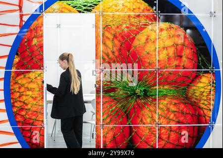 Madrid, Spanien. Oktober 2024. Eine Frau an einem Orangenstand auf der Frucht-Attraktion 2024 in der IFEMA. Fruit Attraction ist eine der wichtigsten europäischen Messen in der Agrar- und Lebensmittelindustrie. Quelle: Marcos del Mazo/Alamy Live News Stockfoto